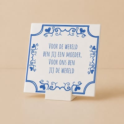 Moeder Tegel met houdertje “Voor de Wereld Ben Jij een Moeder, Voor Ons Ben Jij de Wereld” 15x15 cm – Hartverwarmende Blauwe Delfts-Stijl Keramische Cadeautegel voor Mama