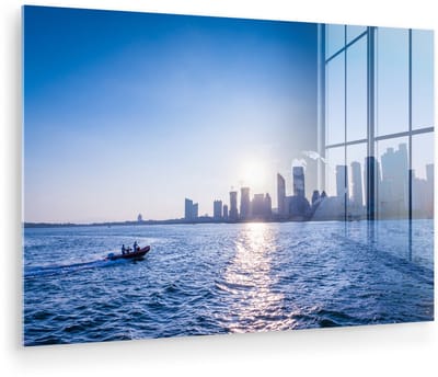® Glasschilderij 180x120 cm - Schilderij acrylglas - Speedboot op de zee met uitzicht op Qingdao in China - Foto op glas - Muurdecoratie woonkamer - Wanddecoratie slaapkamer - Schilderijen