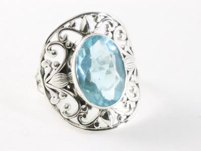 Opengewerkte zilveren ring met blauwe topaas - maat 18