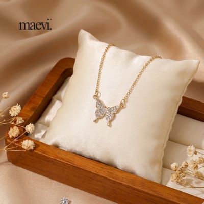 Maevi® Ketting met Vlinder - Kleur: Goud - Roestvrijstaal / RVS - Hoge Kwaliteit - Verkleurt Niet - Halsketting voor Dames / Kettinkje - Vlinder / Butterfly - Lengte: 45 CM - Sieraden / Gouden Ketting