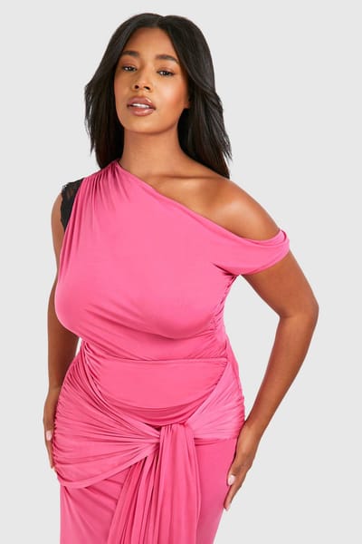 boohoo Dames Plus kantenafwerking off the shoulder asymmetrische top | Magenta | Maat: 52