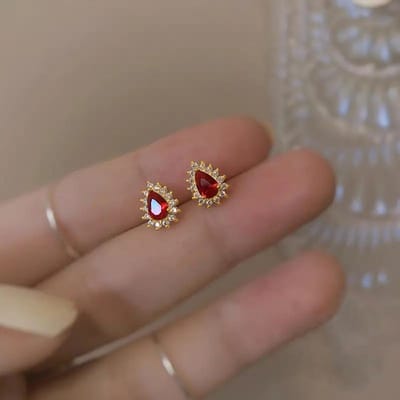 Huitan Charmante Helderrode CZ Oorknopjes Vrouwelijk Delicaat Mode Bruidssieraden Elegant Luxe Goudkleurige Accessoires Cadeau brown