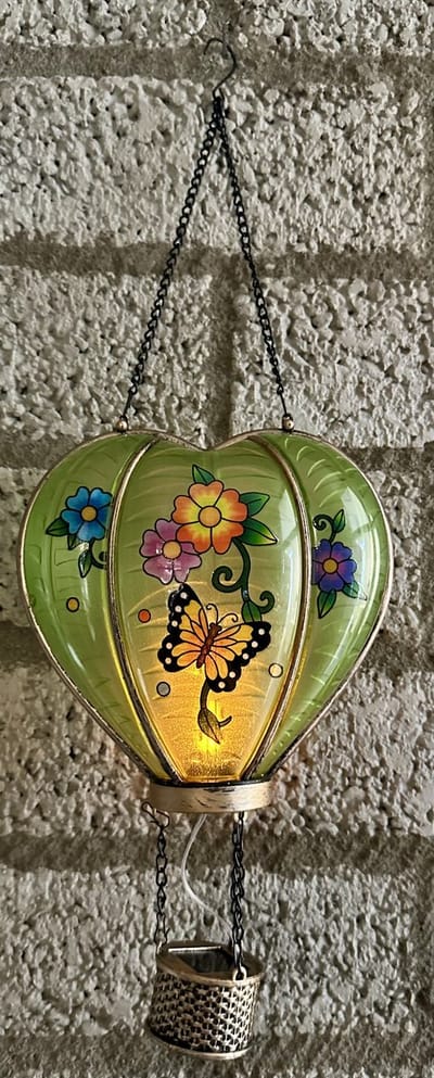 Decoratieve solarlamp hart met luchtballon " met flame LED " - Bloemen + Vlinder print- kunststof - hangend model - hoogte 46 x 16 x 9.5 cm - Tuindecoratie - Tuinverlichting