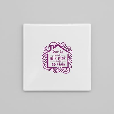 Friese Quote Tegel 15×15 cm – “Der is gjin plak as thús” Woondecoratie – Stijlvolle Paarse Design Cadeautegel