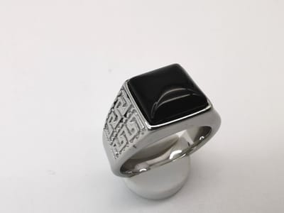 RVS Edelsteen Zwart Onyx zilverkleurig Griekse design Ring. Maat 22. Vierkant ringen met beschermsteen. geweldige ring zelf te dragen of iemand cadeau te geven.