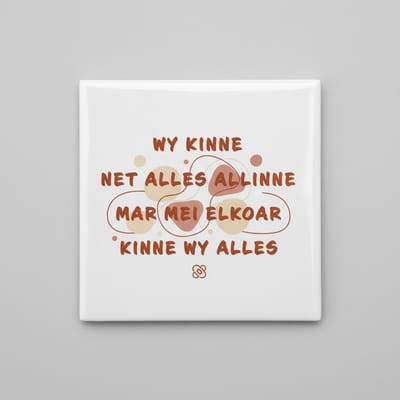 Inspirerende 15×15 cm Keramische Tegel – “Wy Kinne Net Alles Allinne Mar Mei Elkoar Kinne Wy Alles” Friese Quote Wanddecoratie