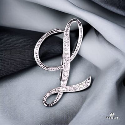 Luxe Strass | L | Letter Broche Zilverkleurig met Zirconia Steentjes – Unisex Cursieve Initialen Pin Diverse Maten Voor Heren & Dames