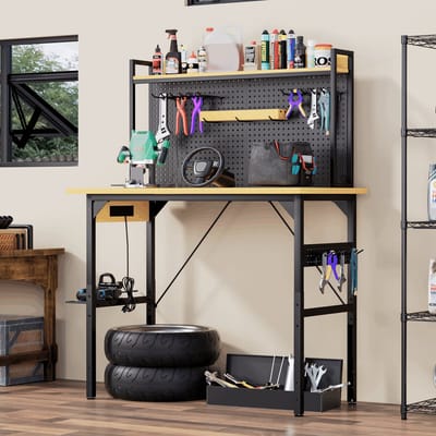 Pugsdrly 48'' verstelbare werkbank met geperforeerde wand, robuuste houten werkbank met wieltjes, draagvermogen 700 kg, verrijdbare werkbank met AC/USB-aansluiting, haken, opbergruimte, voor garage, werkplaats, kantoor, thuis.