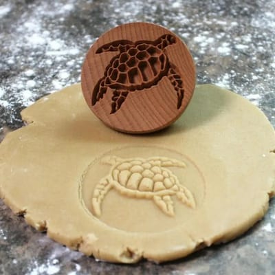 Houten Koekjesstempel 6,5 cm - Turtle - Schildpad - Stempel - Vormen voor Koekjes Bakken - Cookie - Duurzaam - Bio - Natuurlijk - Koekjes Mal - Koekjes Vorm - Koekjes Stempel - Patroon