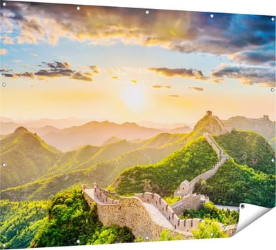 Gards Tuinposter De Chinese Muur door de Bergen met Zon - 160x120 cm - Tuindoek - Tuindecoratie - Wanddecoratie buiten - Tuinschilderij