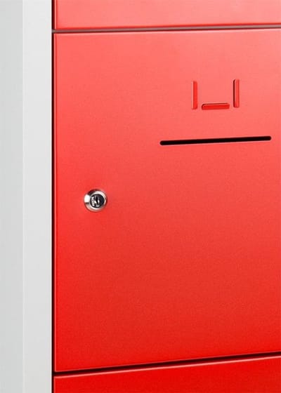 Lockerkast SHC met 15 deuren voorzien van brievensleuf in rood met cilinderslot