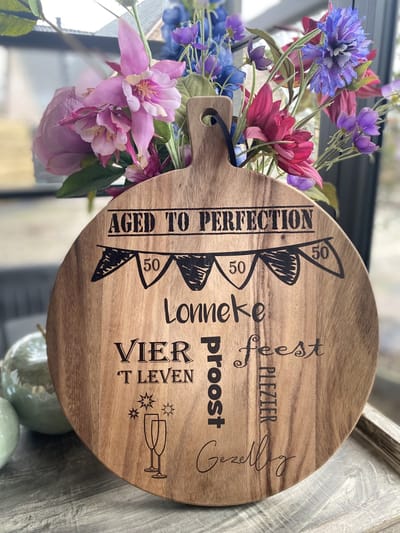 Creaties van Hier - Serveerplank - 50 Jaar - Gepersonaliseerd Cadeau -Hout - 35 cm