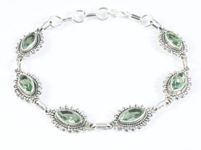 Bewerkte zilveren armband met groene amethist