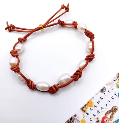 Jeannette-Creatief® - Zoetwaterparels - Leren Armband met Zoetwaterparels - Leren Armband - Armband met Schuifknoop - Stoere Armband - Strandsieraden - Bohemien - Boho Chic - Ibiza Chic - Parel Armband - Armband met Parels - Moederdag
