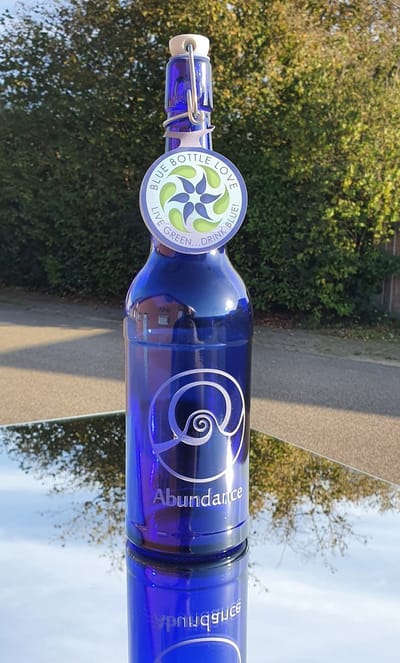 Blauwe glazen fles met gravering - Abundance - Blue Bottle Love - Helende functie - Water reinigen - Symbool geeft kracht - blauwe fles - 1 liter karaf - graveren - uniek cadeau - symbool - blauw glas - zandstralen - verjaardagscadeau