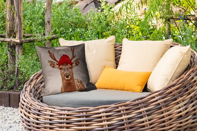 Tuinkussen - Hert - Kerst - Muts - Dieren - Winter - Grappig - 40x40 cm - Weerbestendig