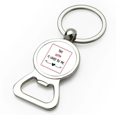 Akyol - this sister is loved by me flesopener - Zus - iemand die houdt van zijn zus - verjaardag - cadeautje voor zus - zus artikelen - kado - geschenk - 9 bij 3 cm