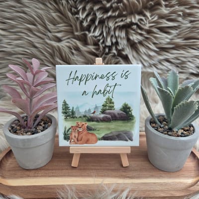 Wenstegeltje “Happiness is a Habit” – Natuur & Familie Illustratie – Stijlvolle Woondecoratie met Boodschap – Trendy nu– Hip trendy tegeltje – Cadeau – Zomaar – Deco – Decoratief Tegeltje met Standaard – Cadeau Idee
