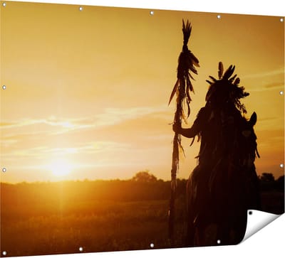 Gards Tuinposter Indiaan met een Speer bij Zonsondergang - 160x120 cm - Tuindoek - Tuindecoratie - Wanddecoratie buiten - Tuinschilderij