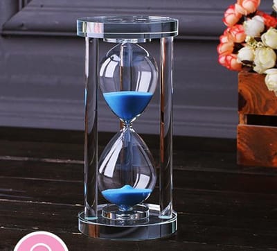 Dailygoods- Zandloper 15 Minuten - Kristallen Timer - Glazen Decoratie - Kersenhouten Frame - Thuis/Kantoor Gebruik - Elegante Tijdsaanduiding