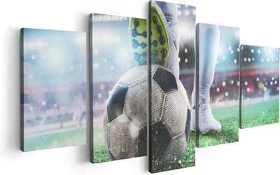 Artaza Canvas Schilderij Vijfluik Voetbalspeler Met De Bal In Het Stadion - 100x50 cm - Wanddecoratie Woonkamer - Schilderijen - Muurdecoratie