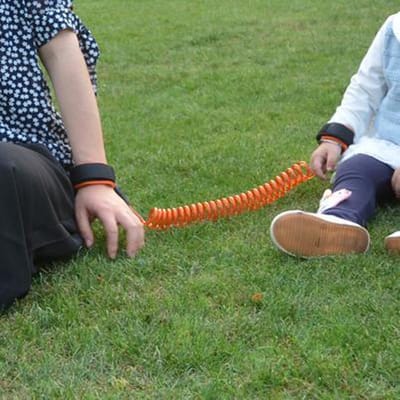 Jumada - Veiligheidsband Kinderen – 2 Meter – Anti Lost Polsband – Polstuigje – Anti Wegloopband – Polsbandje – Oranje