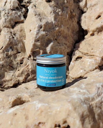 Set van Lichtblauwe Sereniteit: Niyok Natuurlijke Deodorant, Douchezeepstaaf, Gevoelige Moisturizer en Sisal Zak