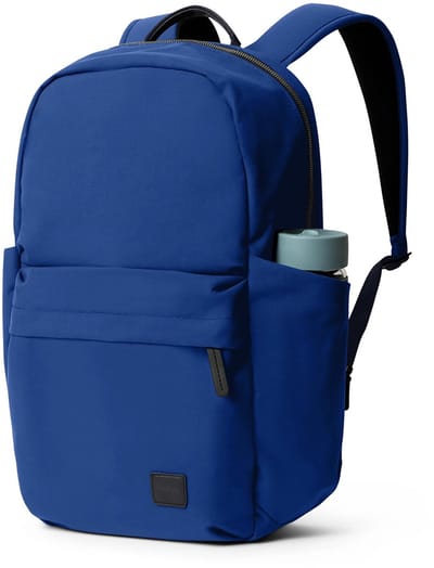 Bellroy Classic Daypack – Kan laptop tot 16 opbergen – Uitgerust met intuïtieve organisatie – Gemaakt van 75% gerecycled polyester - Blauw