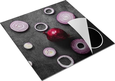 Chefcare Inductie Beschermer Gesneden Uien op een Zwarte Achtergrond - 78x78 cm - Afdekplaat Inductie - Kookplaat Beschermer - Inductie Mat