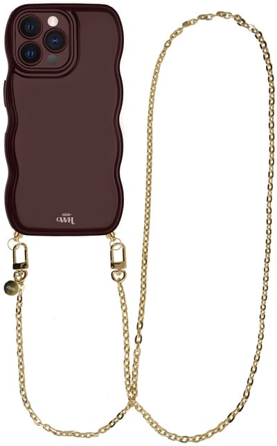 xoxo Wildhearts Glossy Wavy Cord Case Burgundy - Geschikt voor iPhone 12 Pro - Dreamy - Lang koord - Glimmend telefoonhoesje met golven - Hoesje met koord - Gouden ketting - lang telefoonkoord - Bordeaux rood hoesje - Lange variant koord