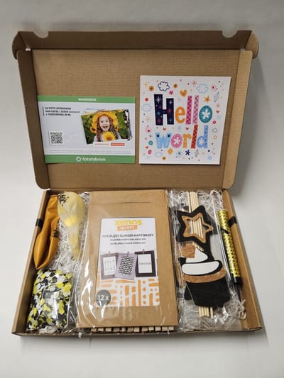 Foto Pret Pakket - Hello World met fotocadeaubon, mystery card met persoonlijke (video)boodschap en vele foto-feestartikelen | Verjaardag | Jubileum | Zomaar