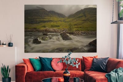 Canvas schilderij 180x120 cm - Wanddecoratie Wilde rivier tussen de groene omgeving in Glen Coe - Muurdecoratie woonkamer - Slaapkamer decoratie - Kamer accessoires - Schilderijen