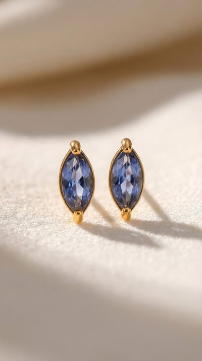 Lundholm Grace Oorknopjes Dames Goudkleurig – September Birthstone – Premium Stainless Steel 2.5 Micron PVD Gold Plated – Blauwe Steen – Kleine Luxe Oorstekers – Tweede Gaatje Oorbellen Dames Geboortesteen – Scandinavisch Design