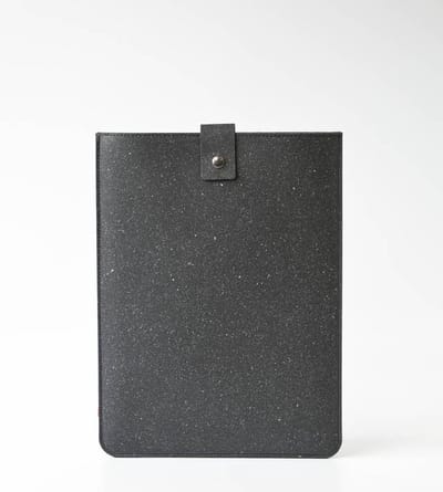 Laptop hoes NOUK -14 inch - Laptopsleeve - Gespikkeld Zwart - Gerecycled leer en gerecycled wolvilt - Duurzaam