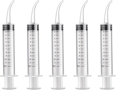Professionele tandarts spuiten voor nauwkeurige toediening van verdovingen en medicijnen