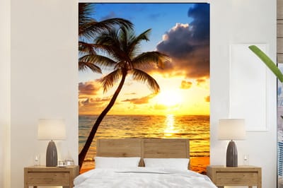 Behang - Fotobehang Strand - Horizon - Zonsondergang - Palmboom - Zee - Breedte 155 cm x hoogte 240 cm