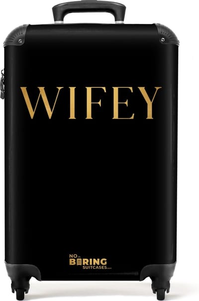 NoBoringSuitcases.com - Zwarte koffer dames - Quote wifey - Past binnen 55x40x20 cm en 55x35x25 cm - Trolley handbagage vrouwen - Valies met wieltjes volwassenen - Reiskoffer op wielen zwart - Carryon rolkoffer lichtgewicht - Cadeau voor vrouw