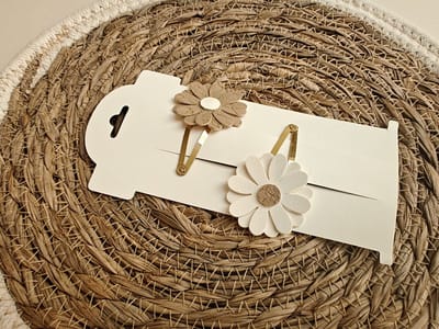 Klikklak haarspeldjes Flower Beige Klikklak 5cm - kinderknipjes - Babyhaarclipjes - Kinderhaaraccessoires - Haarspeldjes kinderen - Haaraccessoires meisjes - Haarspeldjes baby - Kinder haarspeldjes - Kinder haarclips - Haarspeldjes meisje