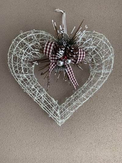 Kerstkrans vorm wit hart hanger met strik en decoratie zilveren kraaltjes 40 cm | JIF-52638 | La Galleria
