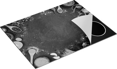Chefcare Inductie Beschermer Groente en Kruiden op een Zwarte Tafel - Zwart Wit - 77x59 cm - Afdekplaat Inductie - Kookplaat Beschermer - Inductie Mat