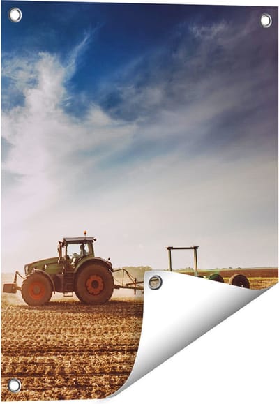 Gards Tuinposter Tractor op het Veld - Trekker - 40x50 cm - Tuindoek - Tuindecoratie - Wanddecoratie buiten - Tuinschilderij