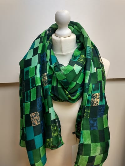 Lange dames sjaal Aysa geblokt motief groen zwart licht smaragd blauw mos mint goud blad groen