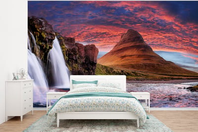 Behang - Fotobehang Waterval - Berg - Wolken - Roze - Landschap - Breedte 320 cm x hoogte 240 cm