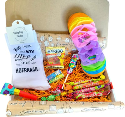Hiep Hiep Hoera - Verjaardag - Gift - Gefeliciteerd cadeau - Sokken met tekst - Witte sokken met tekst - Cadeau voor vrouw en man - Kado - Sokken - Verjaardags cadeau voor hem en haar - Vaderdag - Varrasing - Moederdag - LuckyDay Socks - Maat 37-44