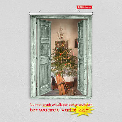 Winter tuinposter - kerst poster - 60x80 cm - doorkijk - openslaande groene deuren vintage kamer met kerstboom en ski - winter poster - kerst decoratie- kerstinterieur - kerst wanddecoratie