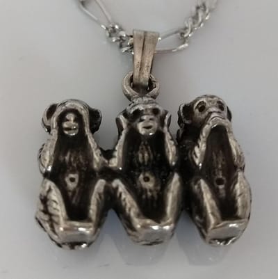 Horen zien en zwijgen, ketting met hanger drie aapjes
