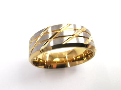 Ring - RVS - heren - maat 17 - Br 8mm - Zilver met mat geborsteld en goudkleurig diepe streep patronen. Prachtig als - Trouw - Verloving - Vriendschap - Ring