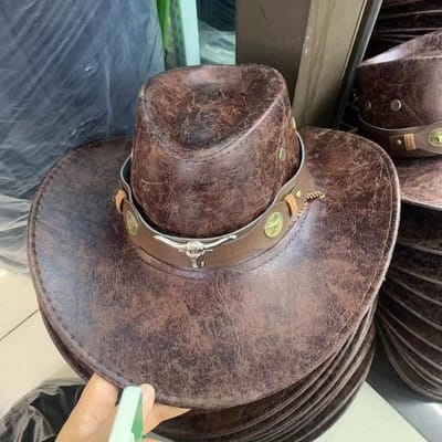 Chapeau de Cowboy Style Vintage avec Boucle Tête de Taureau et Détails Rivetés - Bord Large, Chapeau Jazz en Faux Cuir pour Hommes et Femmes, Léger, Durable gray