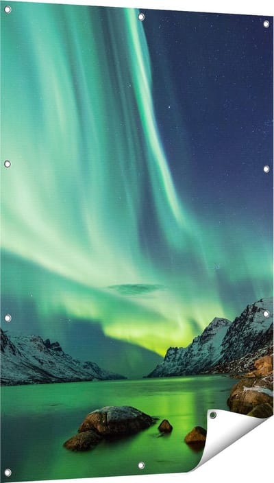 Gards Tuinposter Noorderlicht boven het Water in de Bergen - 80x120 cm - Tuindoek - Tuindecoratie - Wanddecoratie buiten - Tuinschilderij