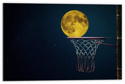 Dibond - Maan als Basketbal - 60x40cm Foto op Aluminium (Met Ophangsysteem)